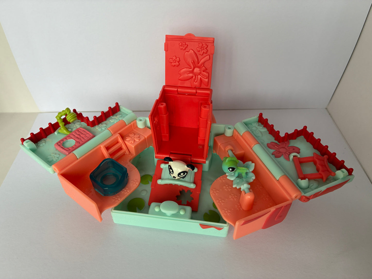 Lps Teeniest Tiniest Pet Shop Compact Playset - With 2 Teensie Pets