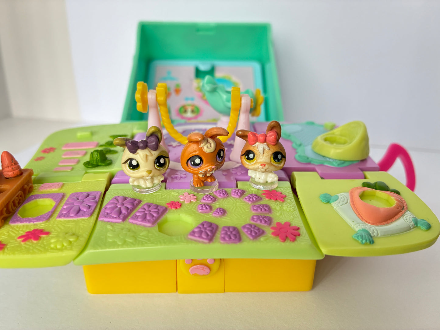Lps Teeniest Tiniest Pet Shop Compact Playset - With Original Bunny Rabbits