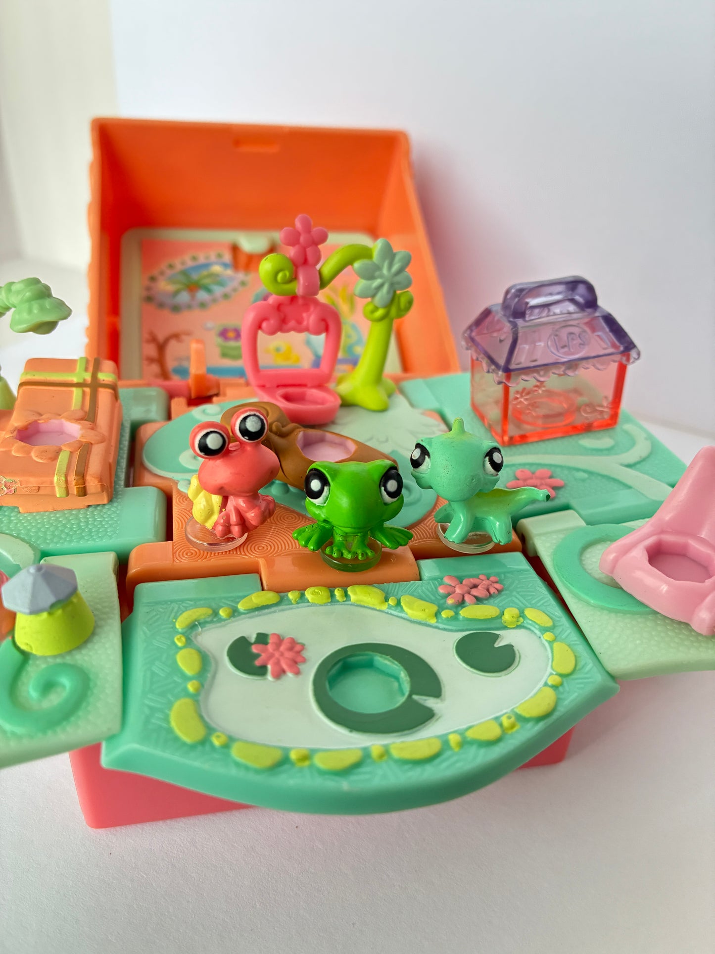 Lps Teeniest Tiniest Pet Shop Pop Up Compact Playset - With 3 Original Pets