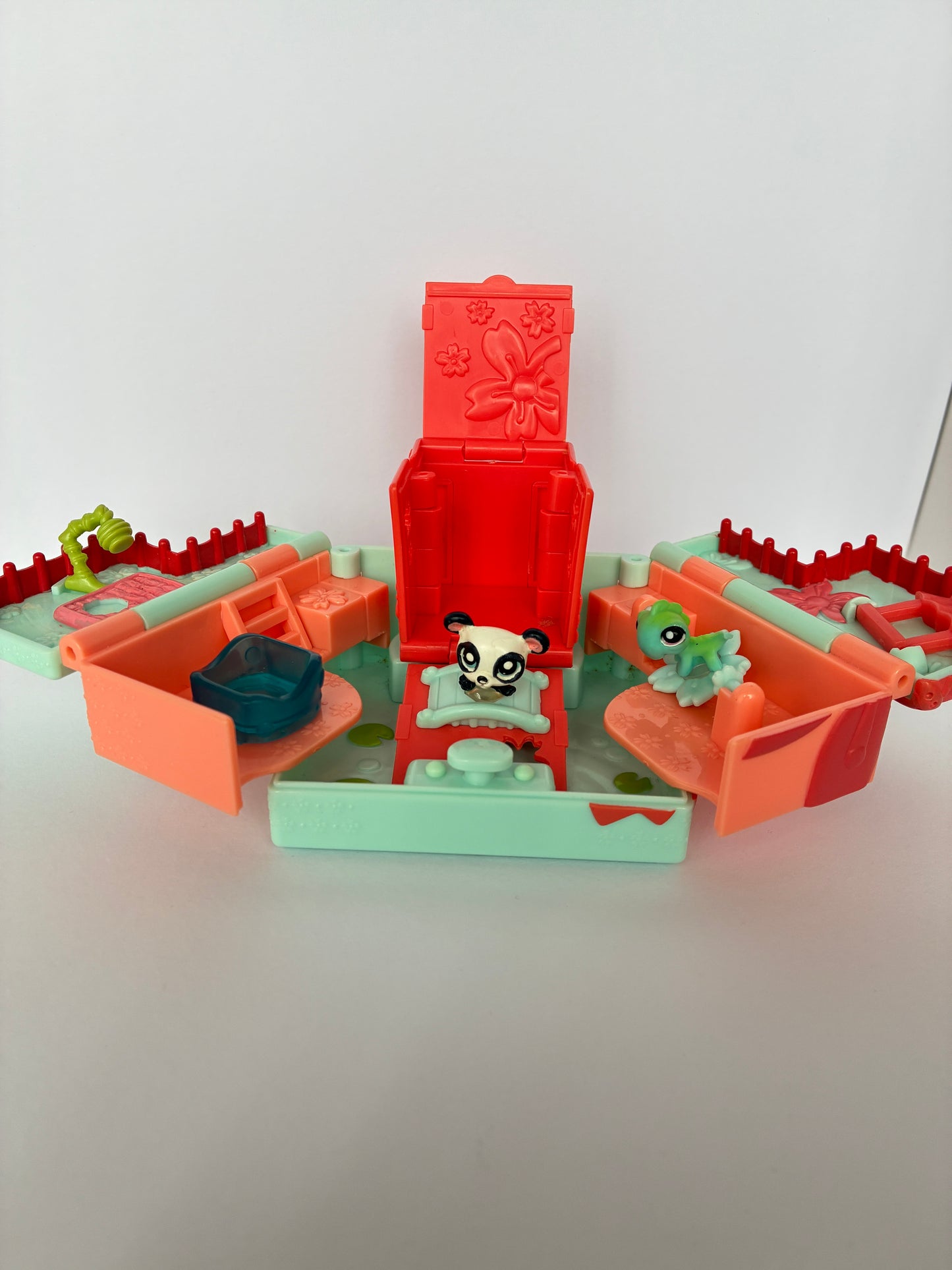 Lps Teeniest Tiniest Pet Shop Compact Playset - With 2 Teensie Pets