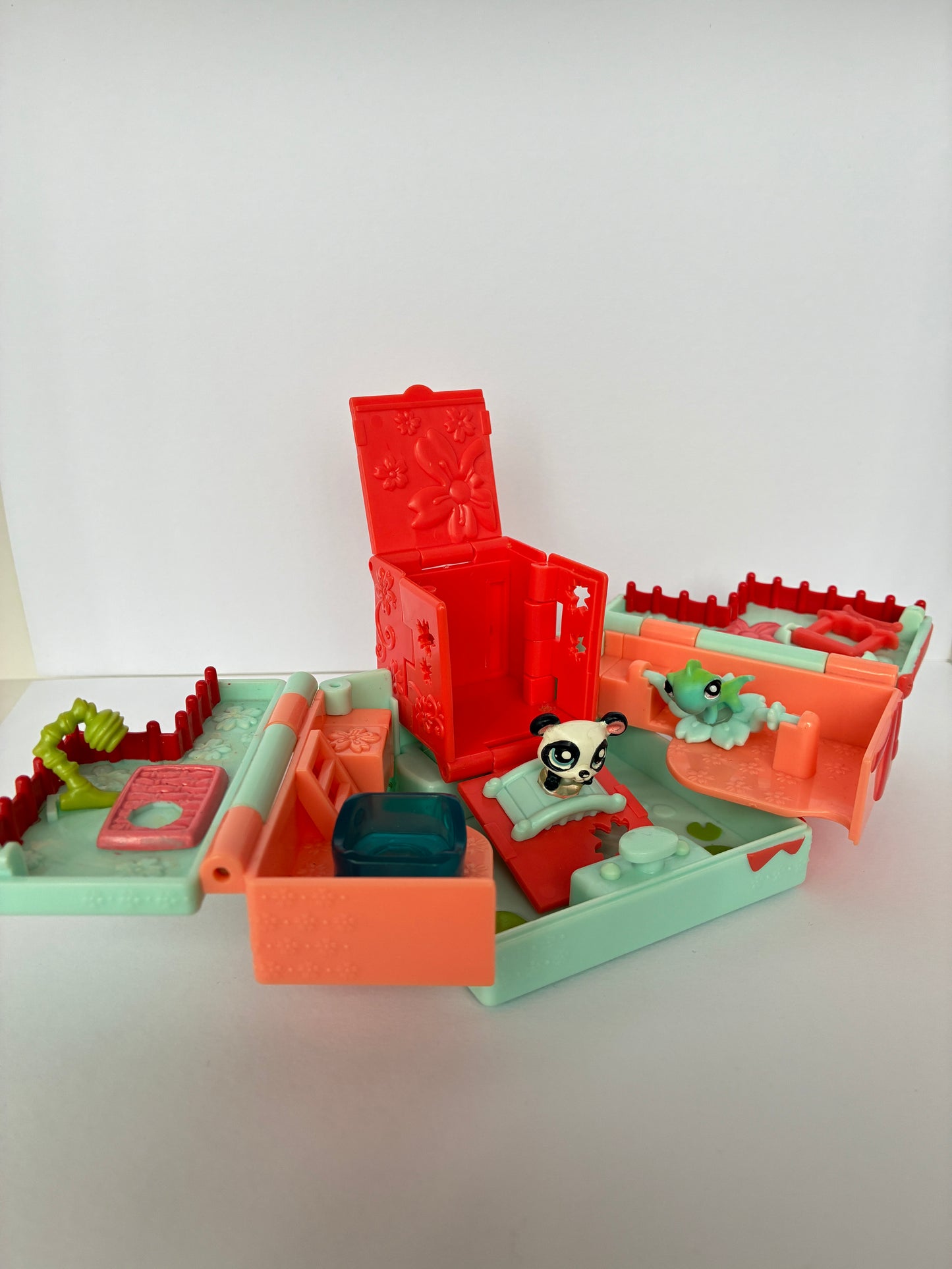 Lps Teeniest Tiniest Pet Shop Compact Playset - With 2 Teensie Pets