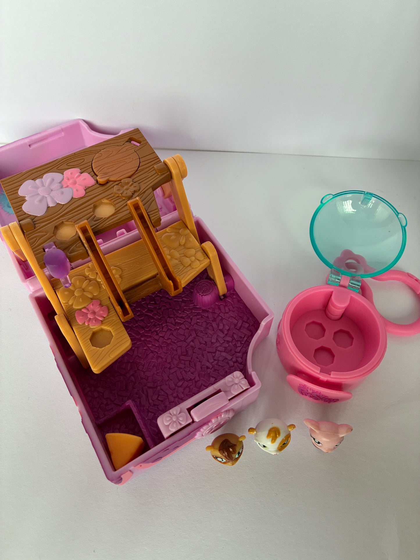Lps Teeniest Tiniest Pet Shop Compact Playset - With 3 Original Teensie Pets