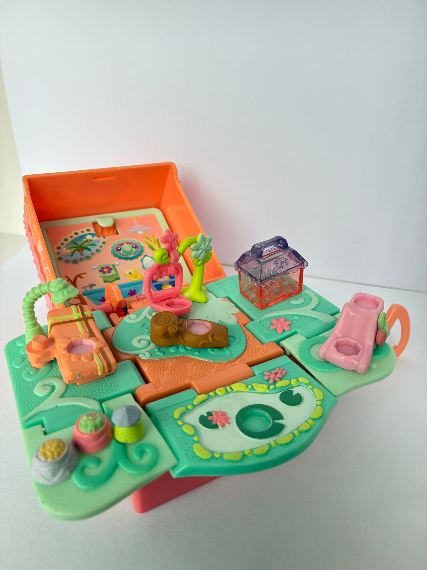 Lps Teeniest Tiniest Pet Shop Pop Up Compact Playset - With 3 Original Pets